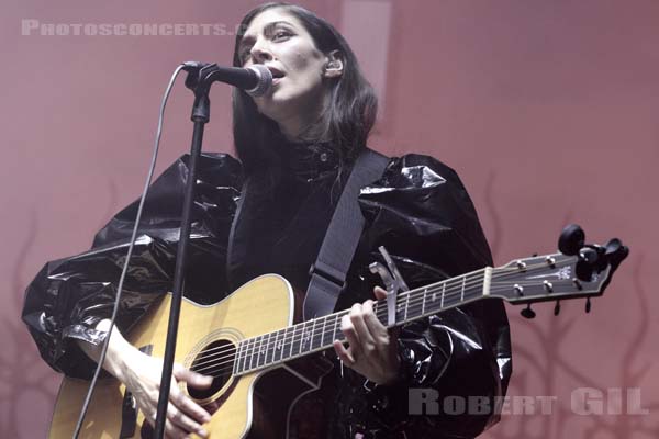 CAROLINE POLACHEK - 2019-11-02 - PARIS - Grande Halle de La Villette - Nef - 